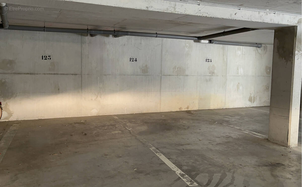 Parking à SIX-FOURS-LES-PLAGES