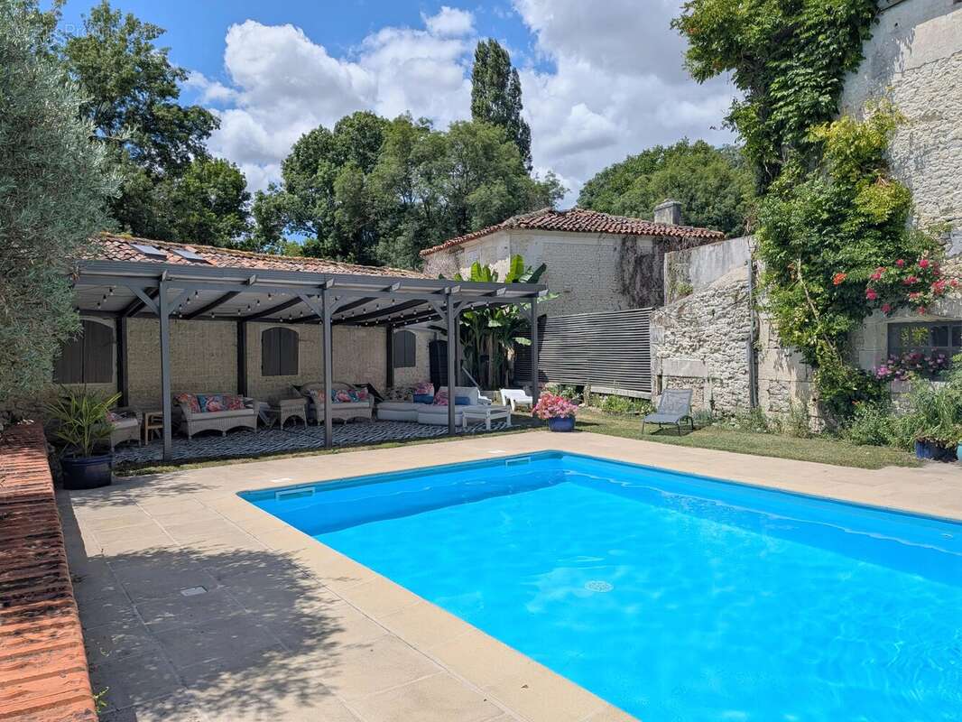 Élégante maison de maître, deux maisons d'amis et une superbe piscine ! - photo 17