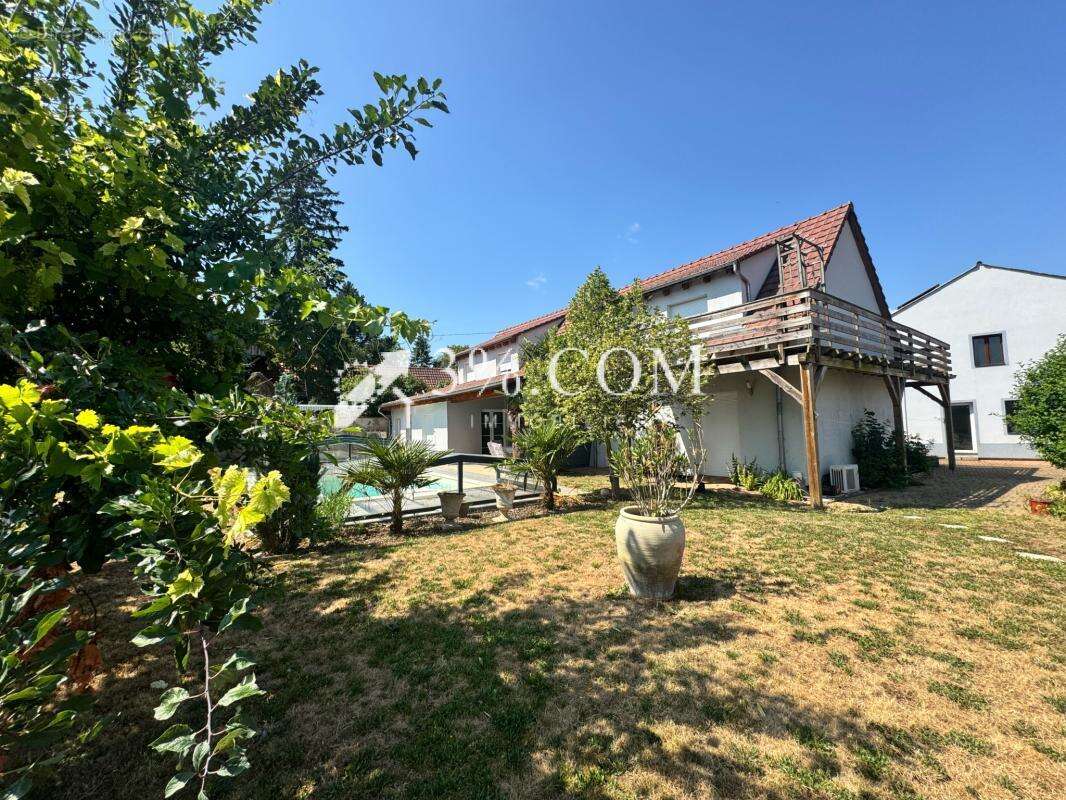 3%COM Propriété composée de 2 Maisons - piscine et jardin - photo 18