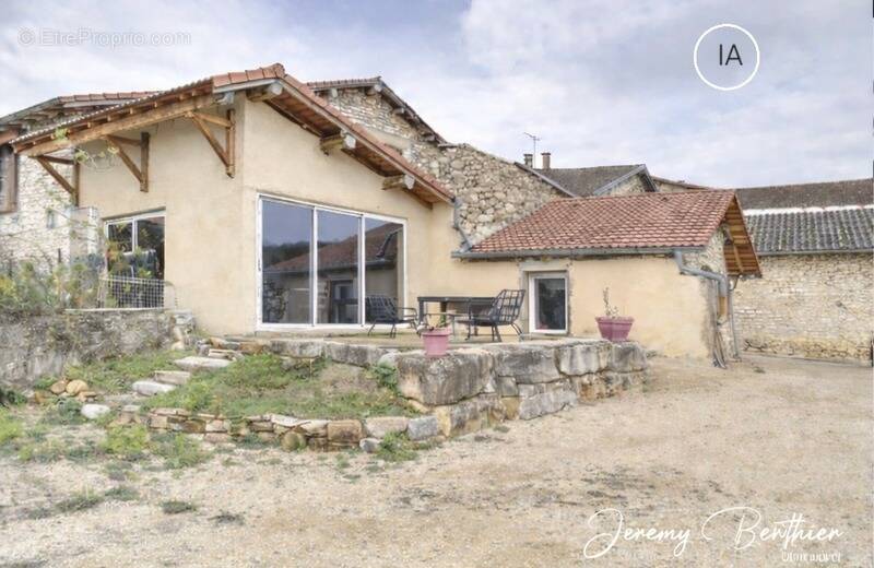 Maison à JUJURIEUX