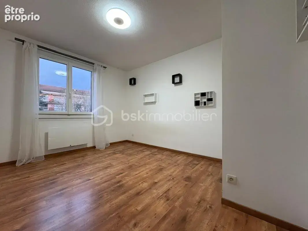 Appartement de type T4 transformé en T3 de 95 m2- Résidence sécurisée avec parc - photo 9