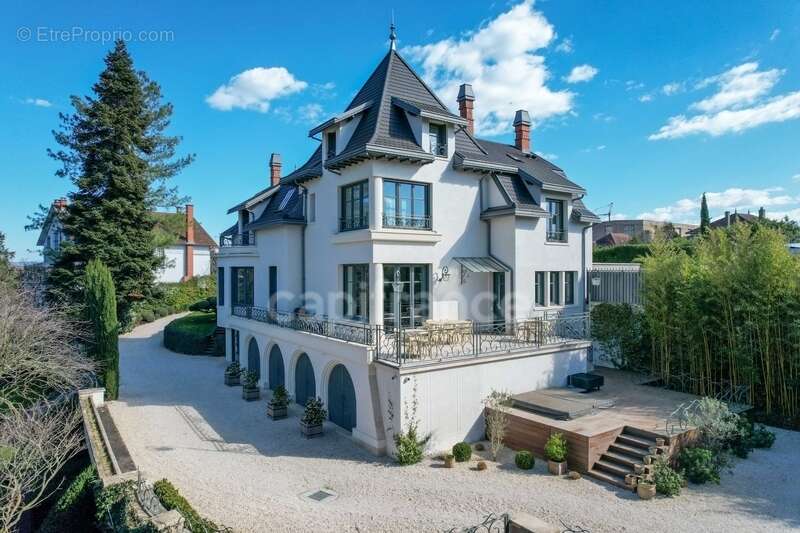 Maison bourgeoise 255 m² entièrement rénovée, parc clos et arboré de 4 303 m² (piscinable), 3 garages, terrasse, jacuzzi - photo 14