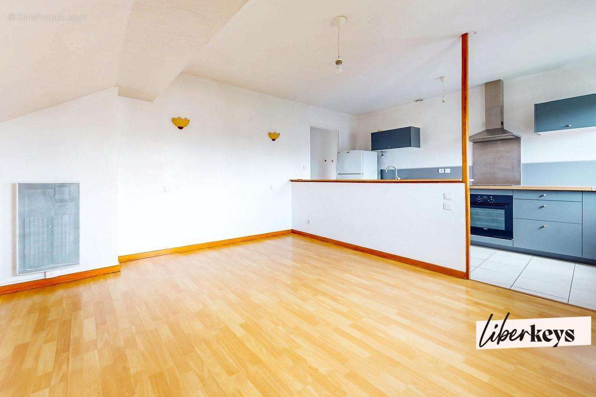 A vendre - Appartement deux pièces avec fort potentiel - rue Marius Ferrero - 74000 ANNECY - photo 2