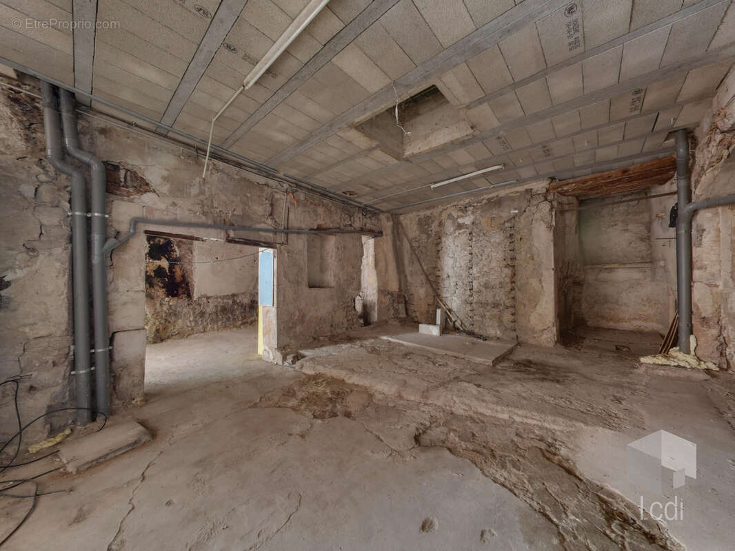 Local commercial brut de 136m2 en centre ville - photo 4