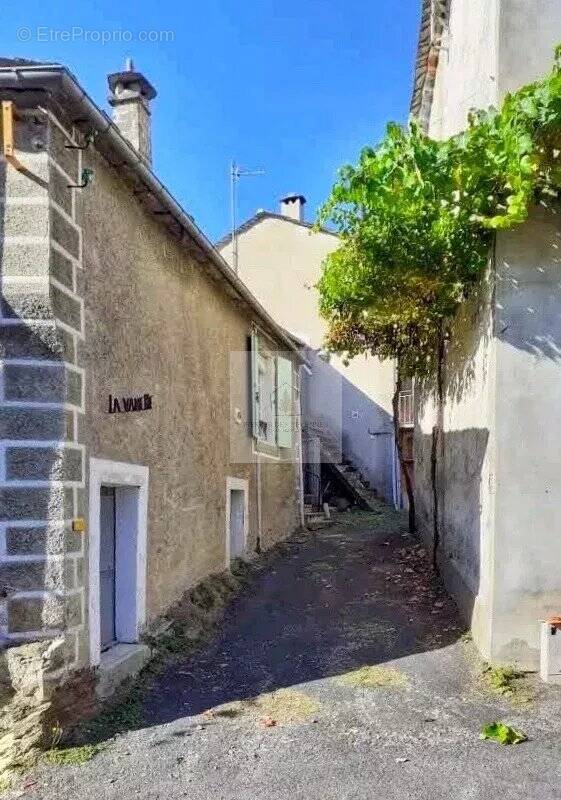 Maison à SAINT-GERMAIN-DE-CALBERTE