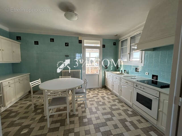 Maison de 117m2 avec deux garages et dépendances sur 960m2 d - photo 2