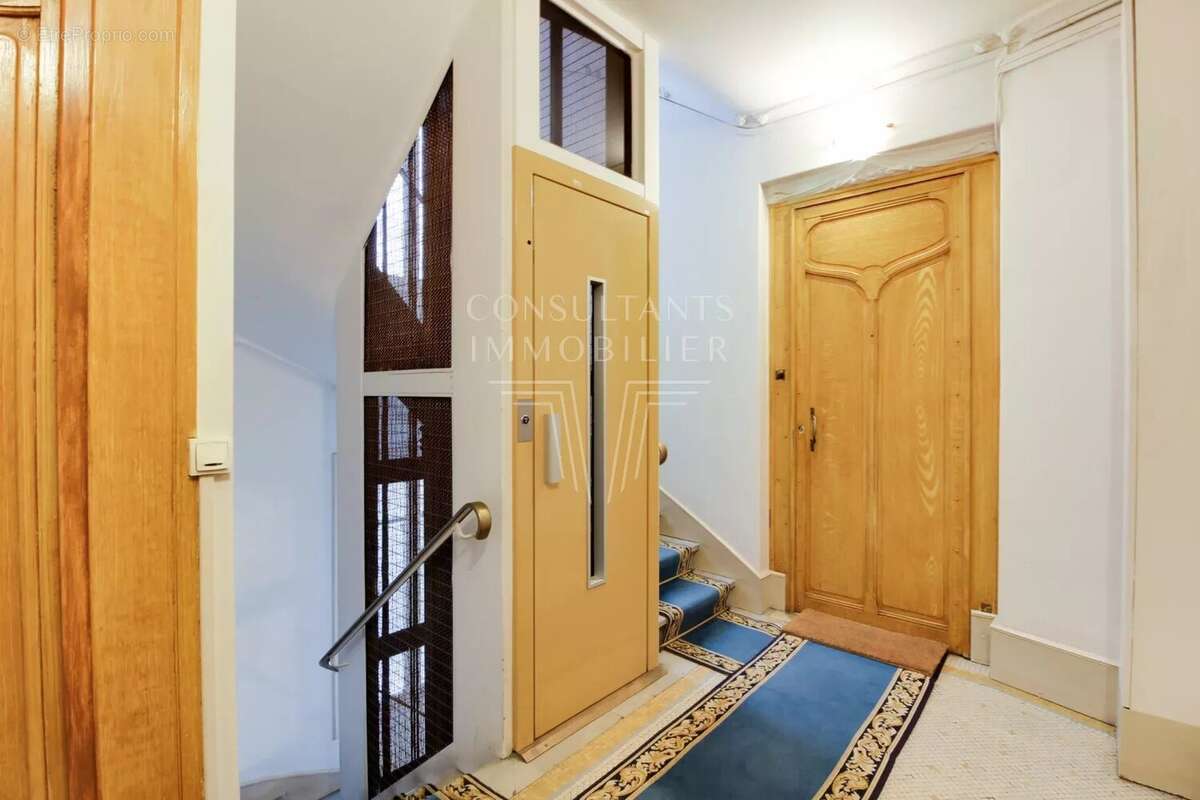 Appartement à PARIS-16E