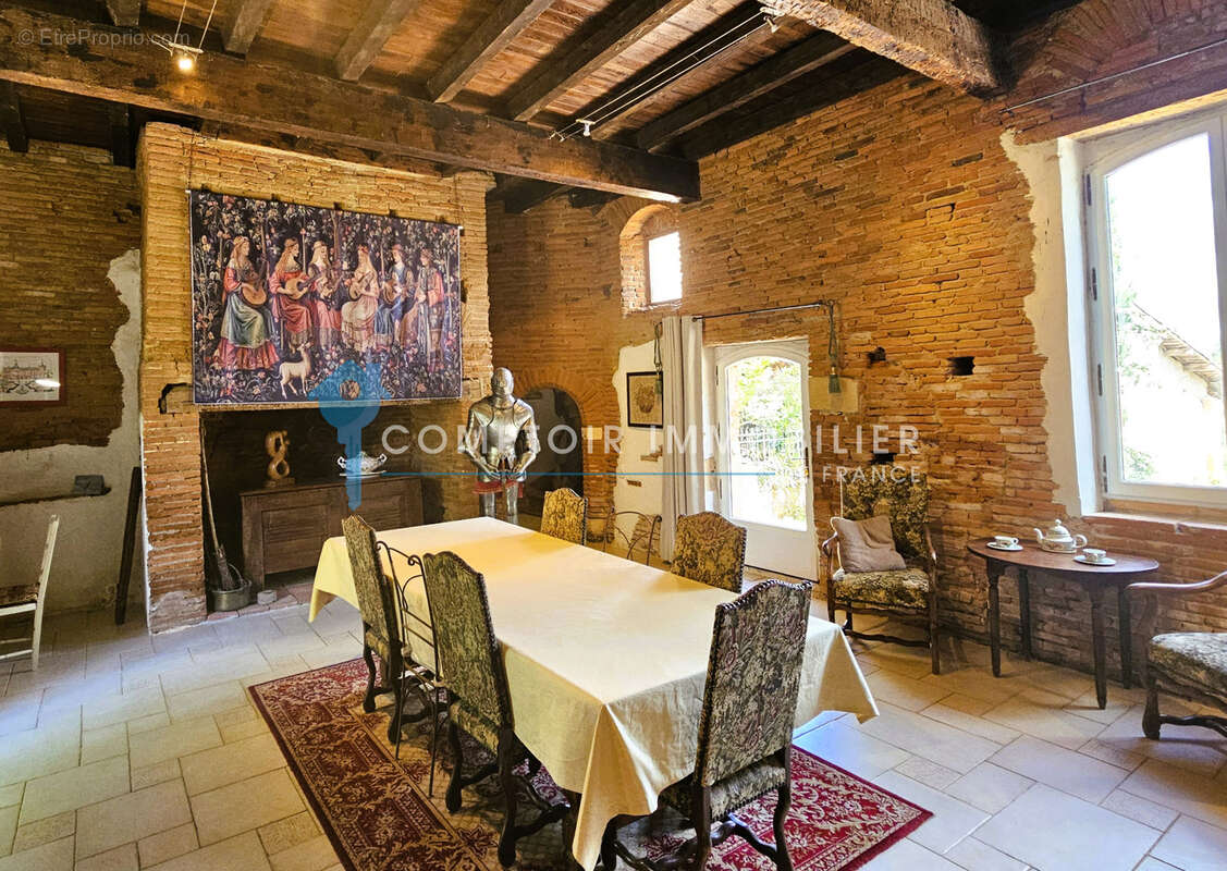 Propriété Historique du 14 ième Siècle - 16 pièces - 550 m2 sur un terrain de 8000 m2 - photo 3