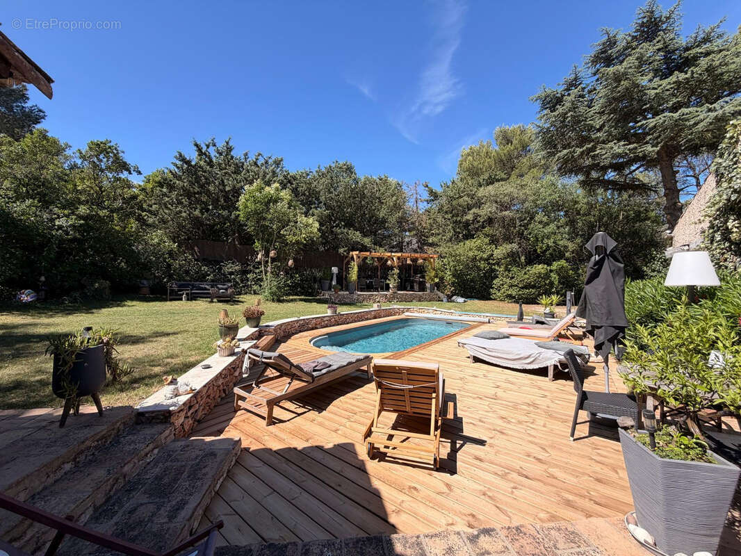 NIMES CAMPLANIER Superbe maison de plain pied,7 pièces de 250 m2 avec dépendance, jardin et piscine - photo 11