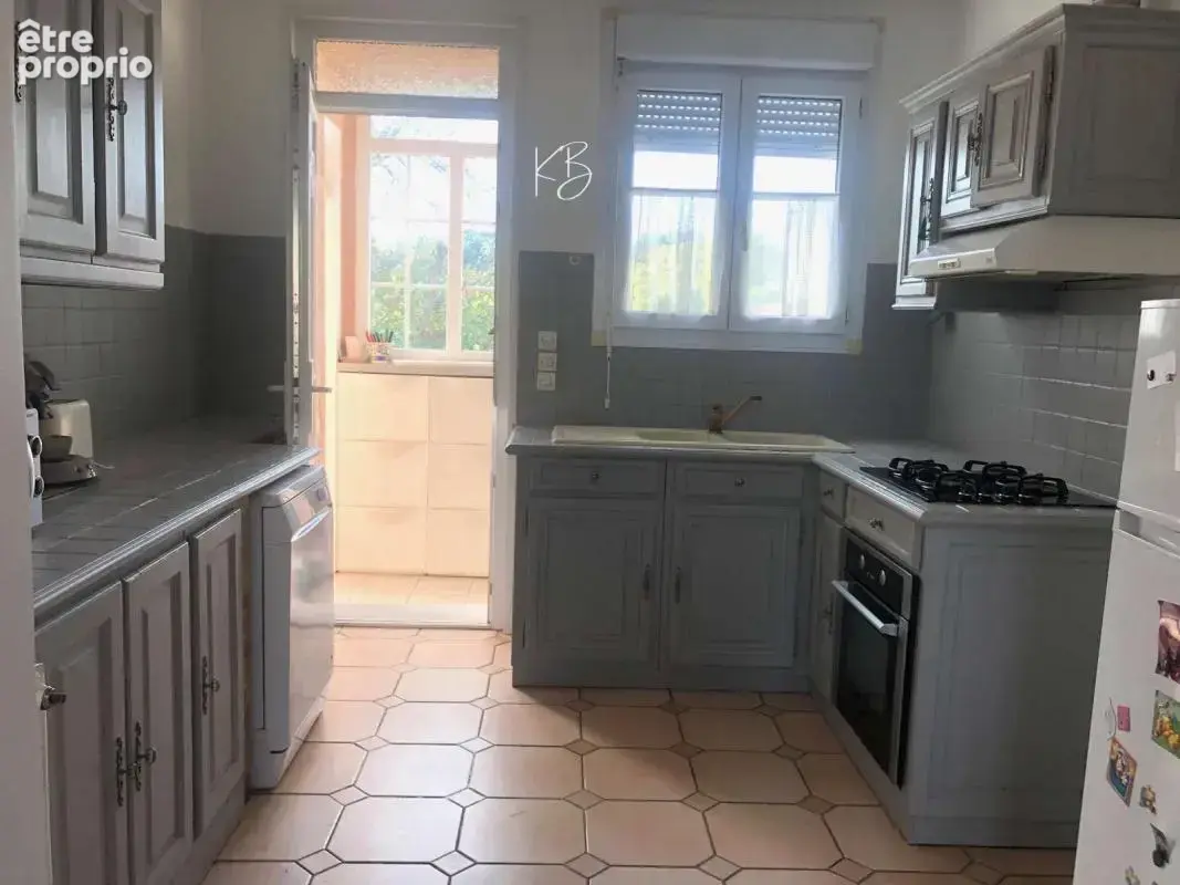 MAISON-110m² au sol–6 pièces–TERRAIN 559m²-GARAGE–CAVES-proche Forêt et transports - photo 4