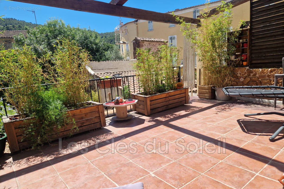 Appartement à SOLLIES-PONT