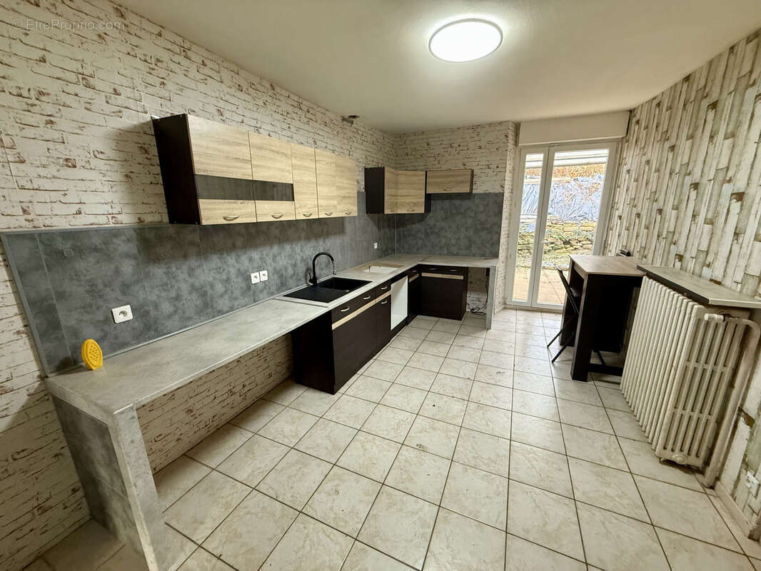 Maison à VIVIERS-SUR-CHIERS