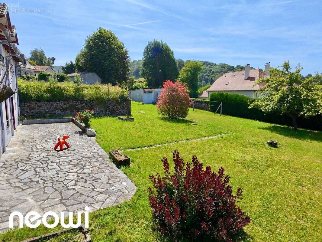 Charme de l'ancien, beaux volumes et jardin arboré au cœur de jussac ! - photo 2