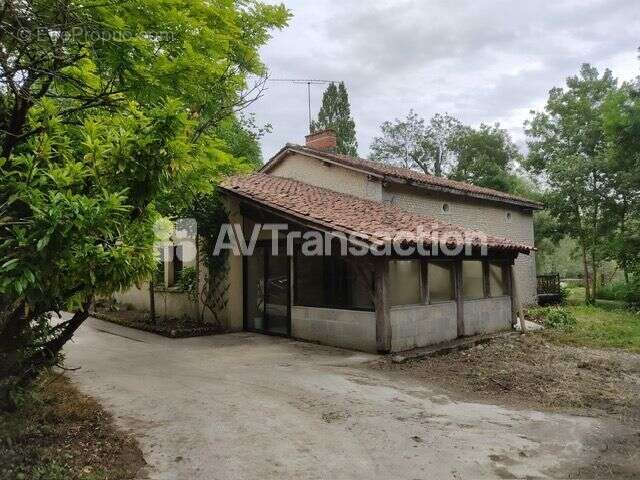Maison 363 m² à Voulgezac  - photo 2