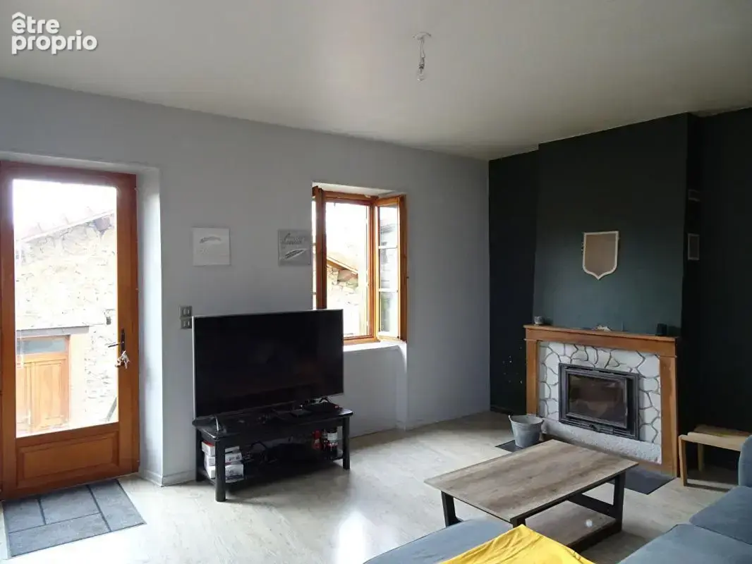 ESTIVAREILLES 42380 Belle Maison en pierre  4 chambres, dépôt  de 128 m² et 400m² de terrain plat - photo 5