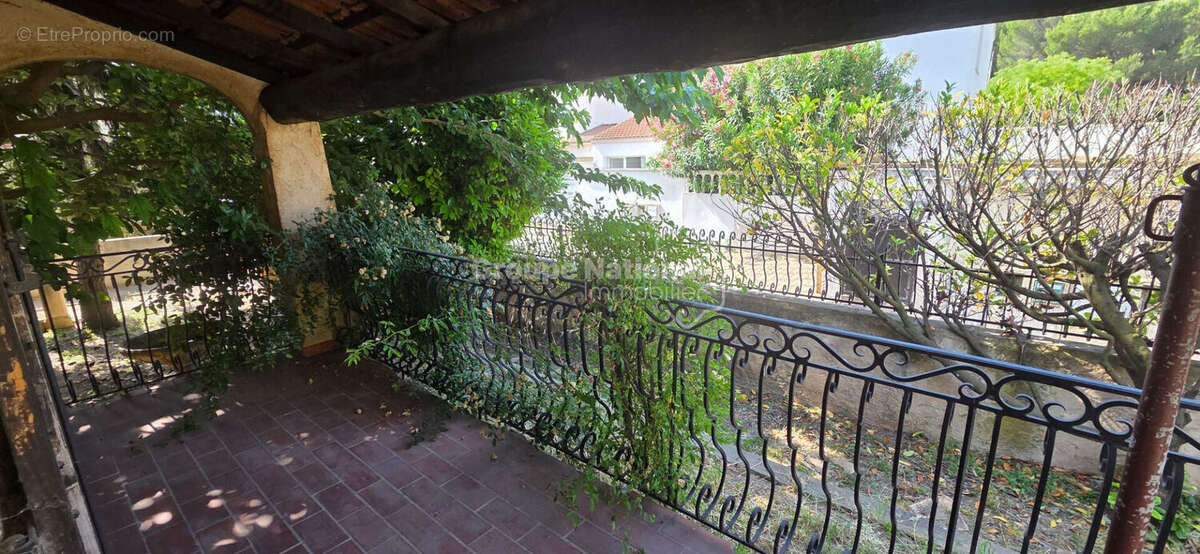 LES PENNES MIRABEAU, secteur calme et recherché, Villa de 100 m²  à rénover avec travaux de type 4 sur parcelle  de terrain de 4 - photo 11