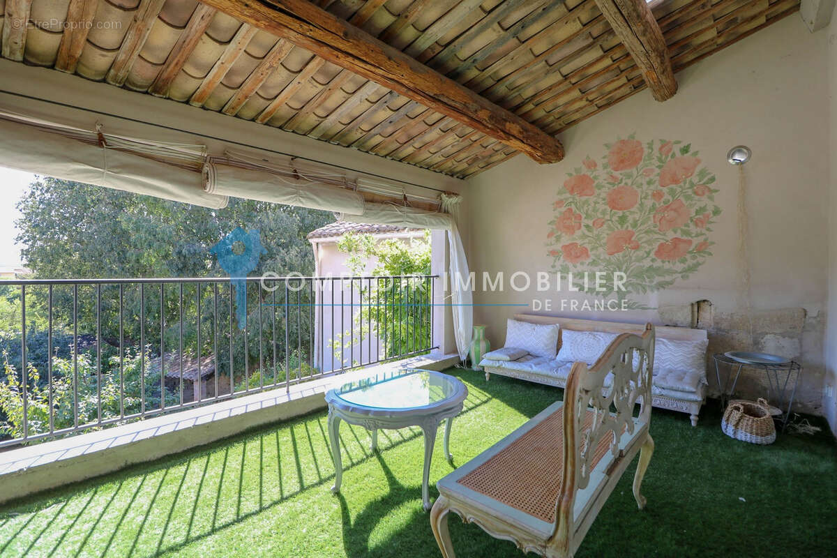 UZES CENTRE PIETON : Maison de ville style loft avec terrasse - photo 6