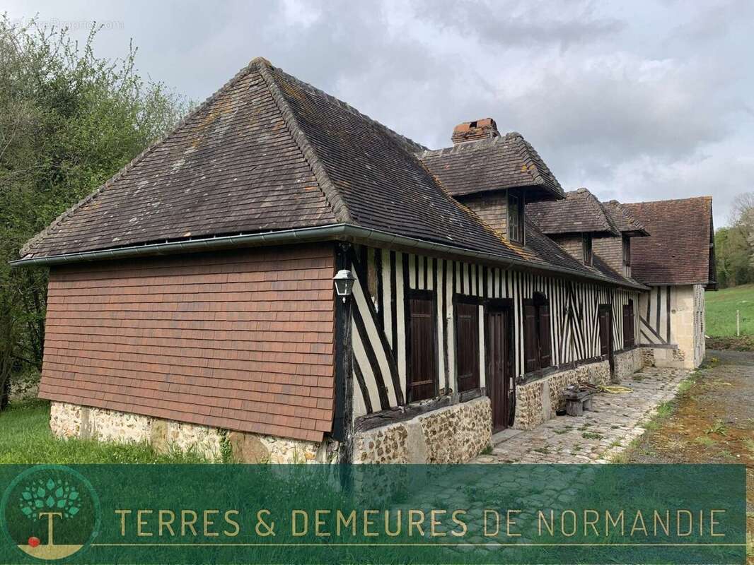 Maison à SAINT-MARTIN-DE-BIENFAITE-LA-CRESSONNIERE