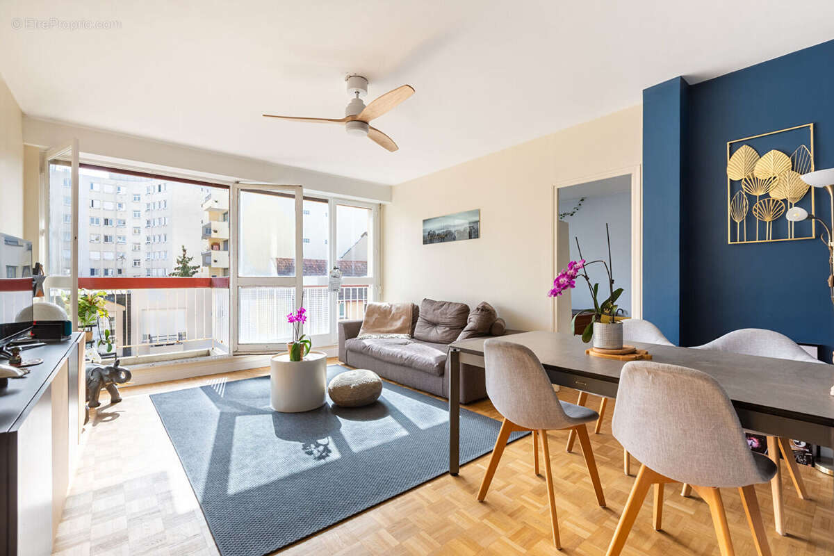 Appartement à COURBEVOIE