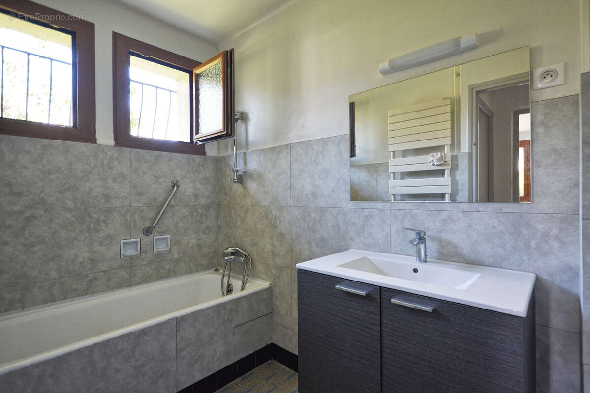 Maison de 2 appartements a cluses - secteur messy - photo 7