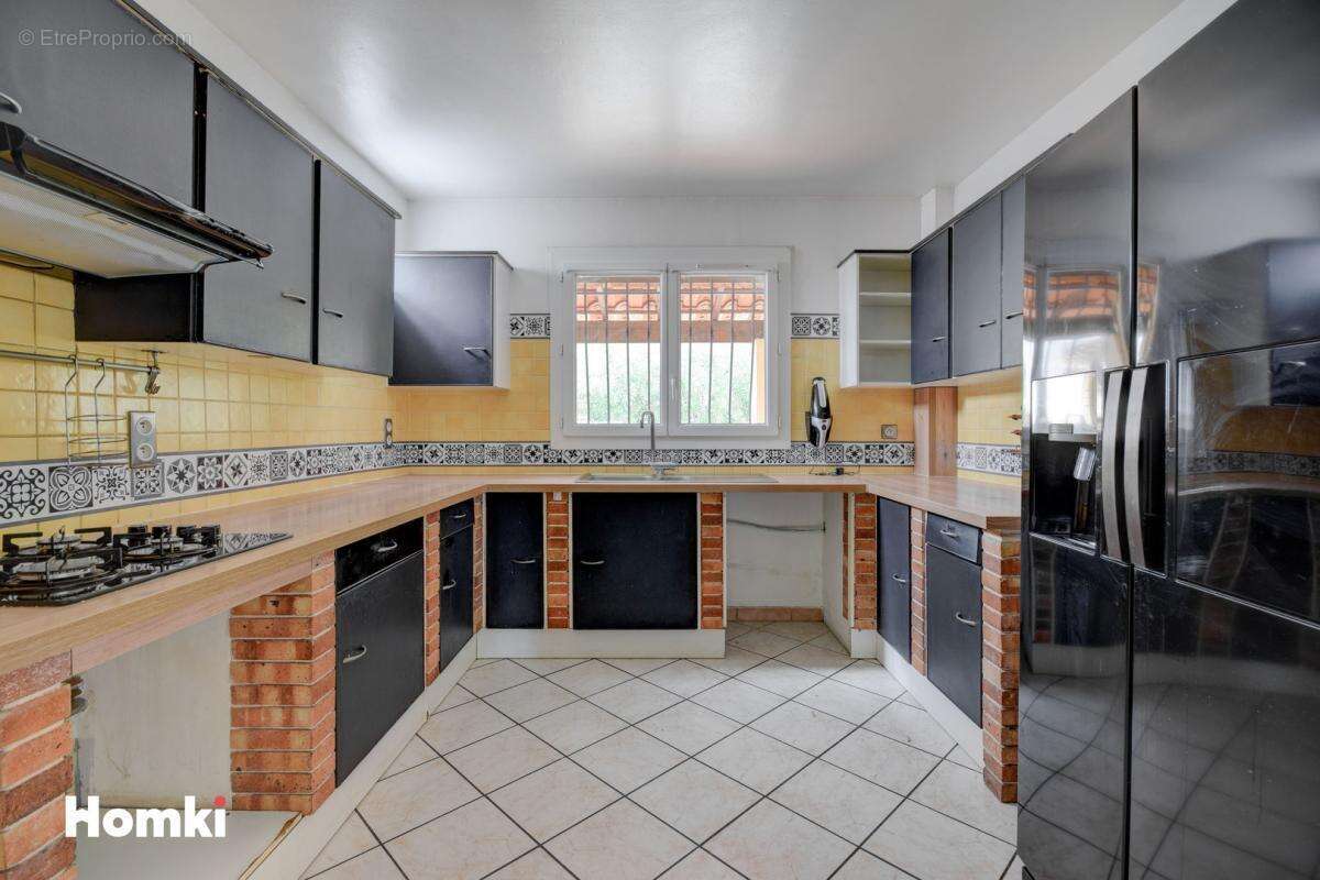 Villa de type 4 jumelee d'un cote avec 2 terrasses un jardin et garage - photo 5
