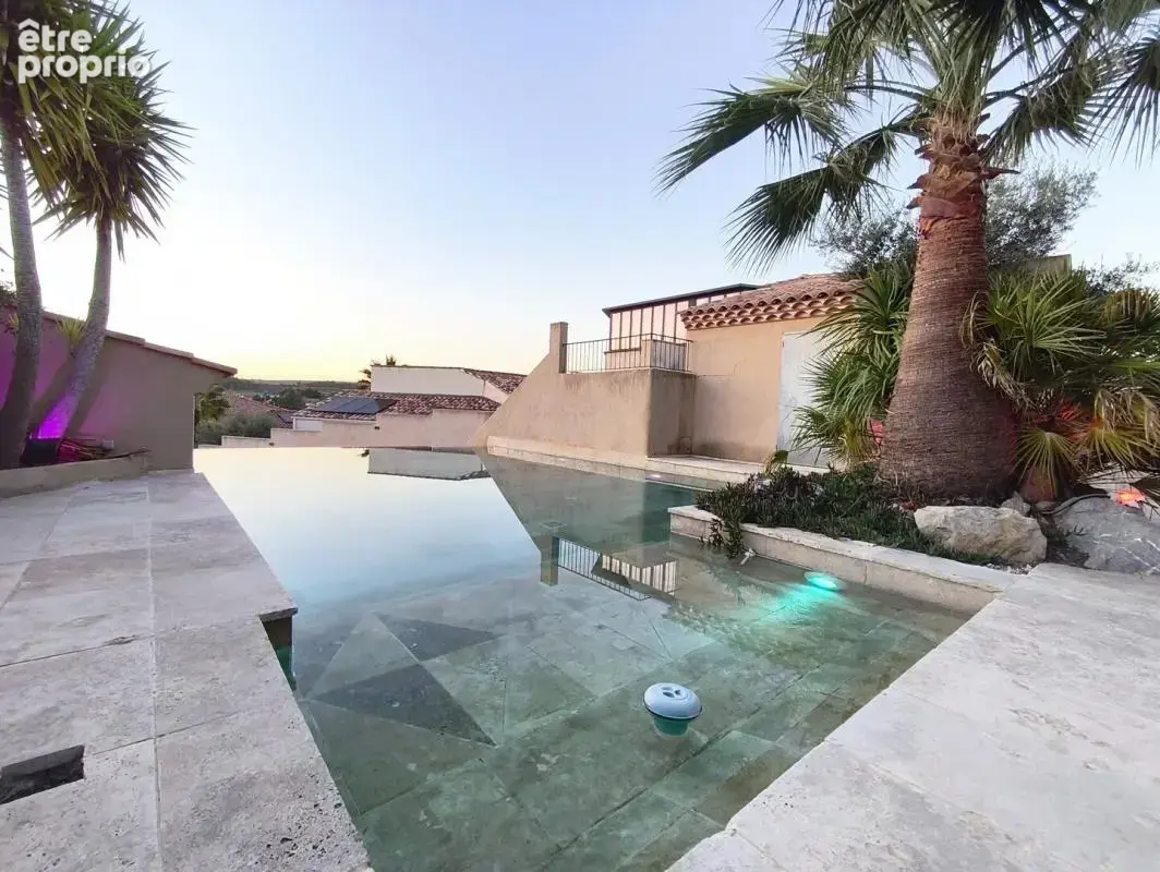 Villeveyrac - Villa 240 M2 avec piscine à débordement et vue dégagée - photo 8