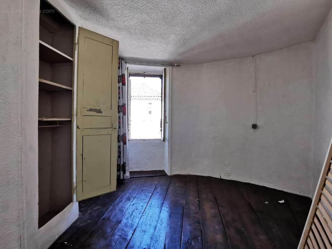   - Commerce à AUBENAS