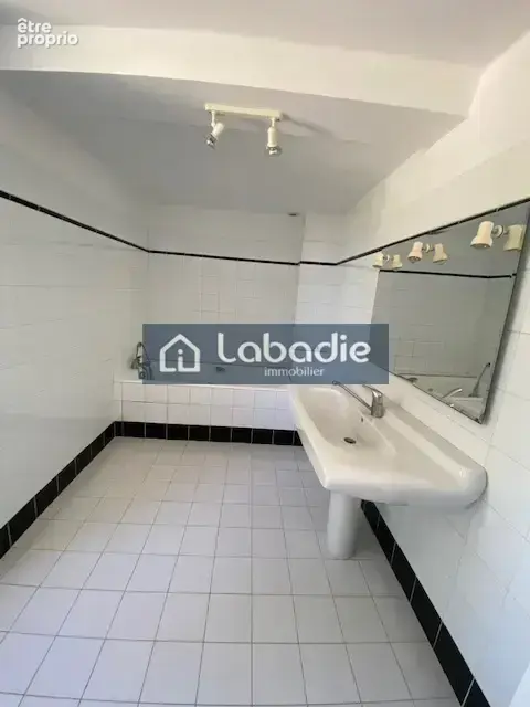 Proche toutes commodités, belle maison en pierres de 188m2, terrain de 3946m2 (possibilité plus). - photo 10