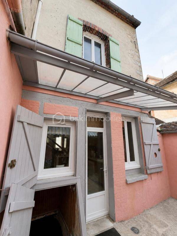 Maison à VILLENEUVE-SUR-YONNE