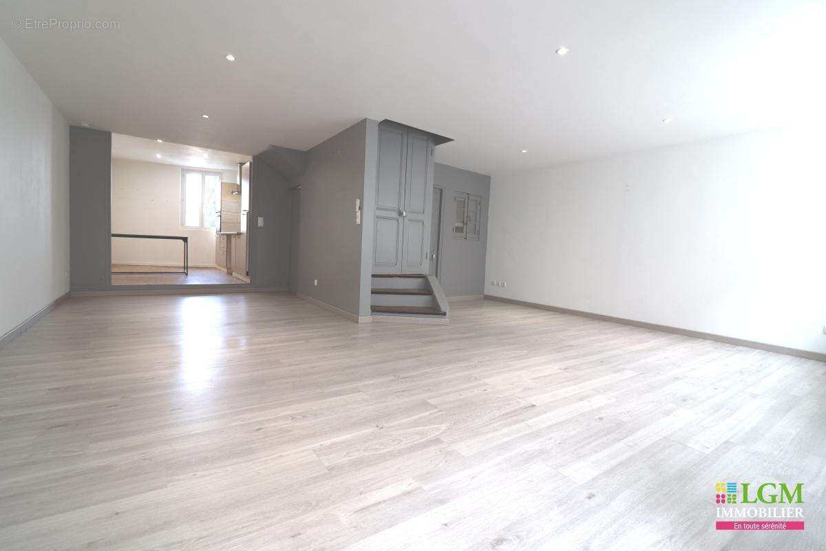 VISAN (84) - De beaux volumes pour cette maison de village de 150 m² avec 3 chambres et vue sur la vallée - photo 2