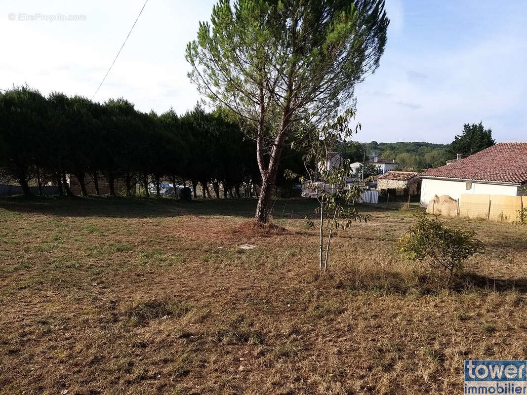 Terrain à GARAT