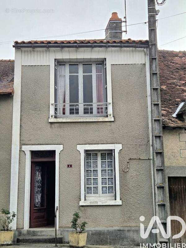 Photo 1 - Maison à LUSSAC-LES-EGLISES