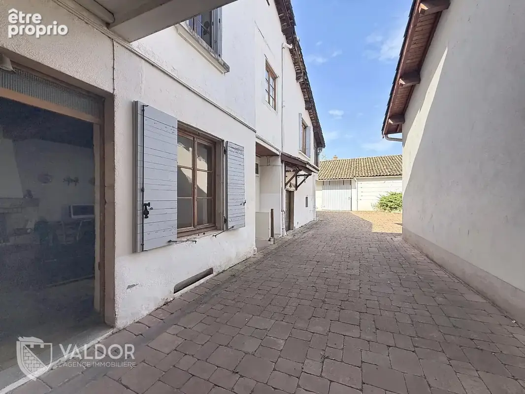 Deux logements et un garage à Montmerle S/S - photo 9