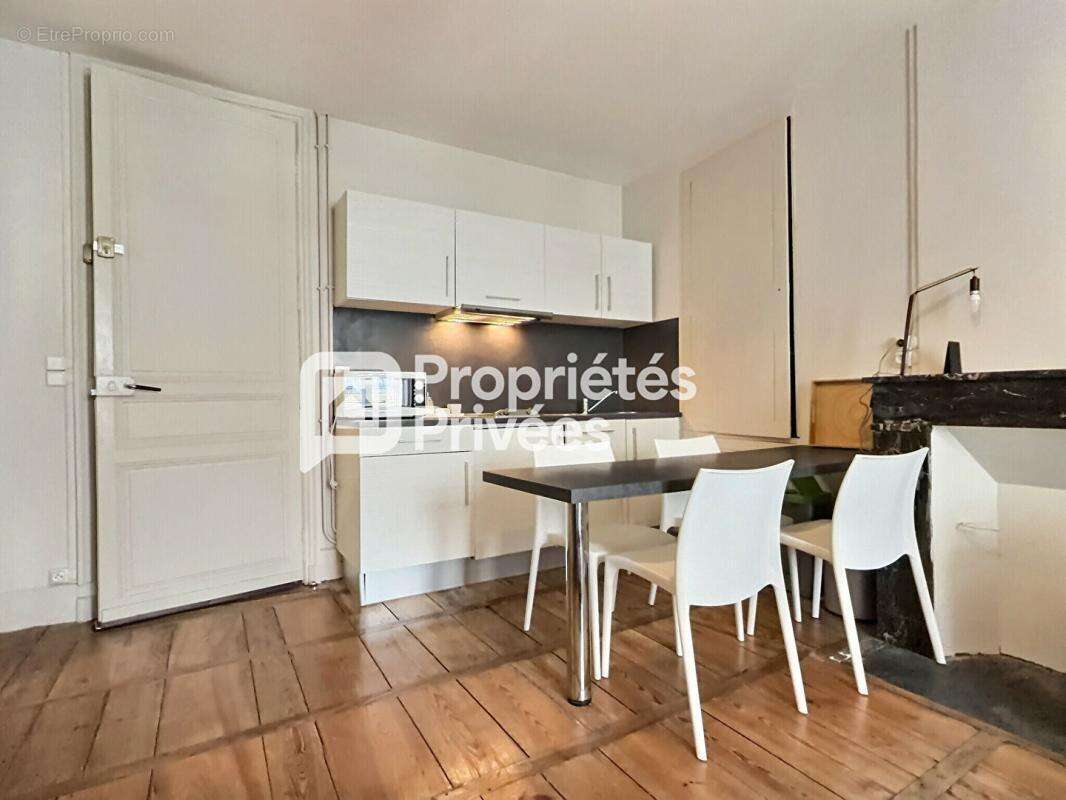 Superbe immeuble rénové d'env. 430m²  avec 7 appartements T2 meublés + 2 locaux commerciaux et caves en plein centre historique  - photo 2