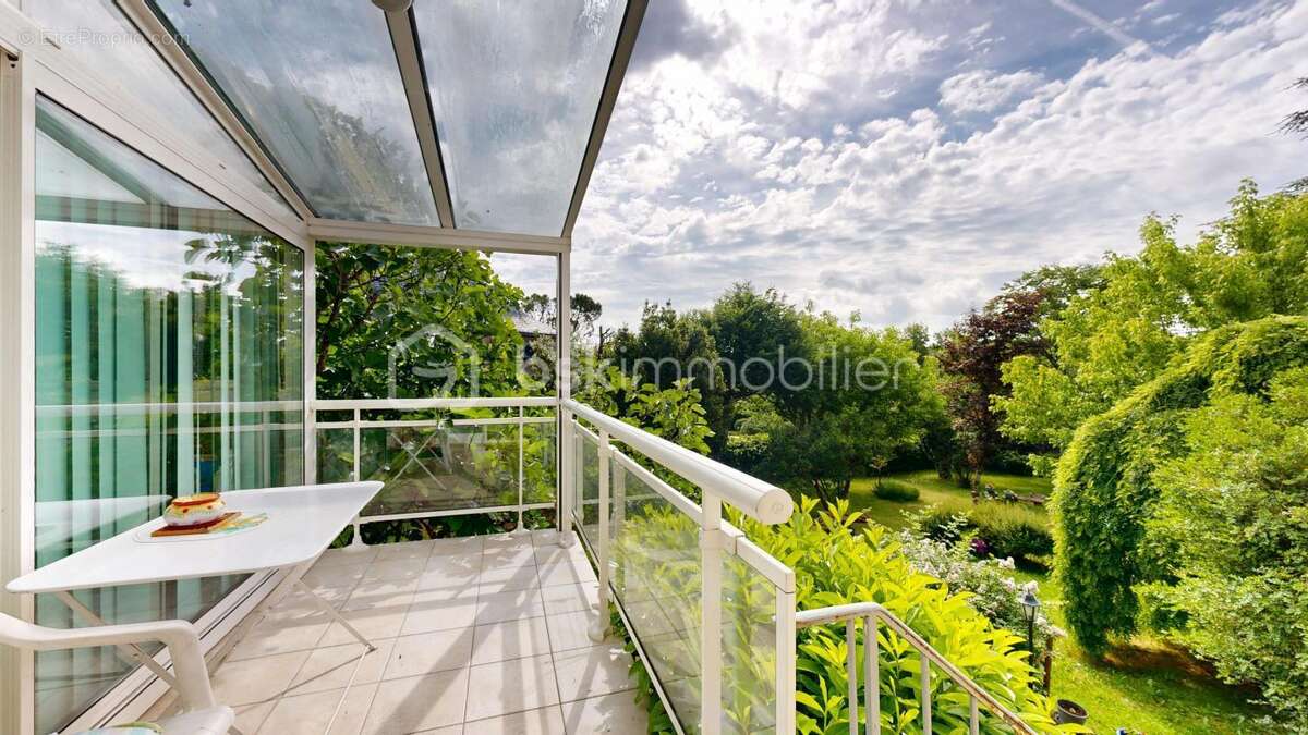 Une maison de caractère avec piscine intérieur au cœur d’un environnement paisible - photo 24