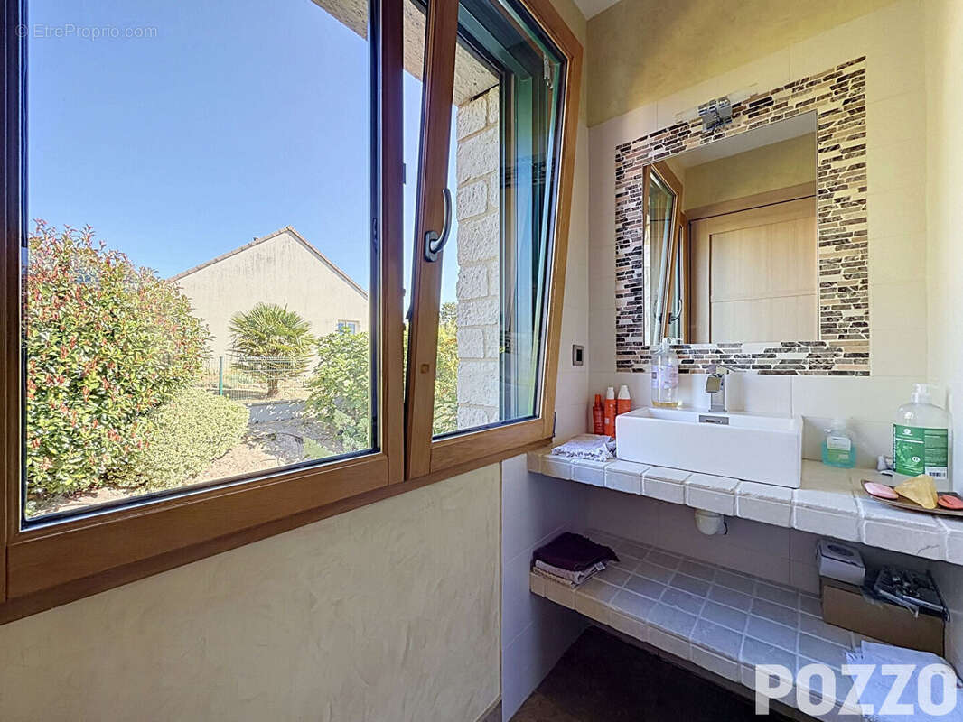Élégance contemporaine aux portes de Granville , Villa d'exception avec piscine, prestations haut de gamme et performance énergé - photo 6