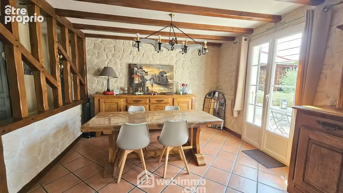 Un espace salle à manger et son accès direct sur la terrasse.