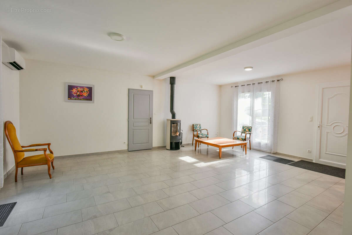 Maison contemporaine, 6 pcs, 3 chambres, 104m2, 5485m2 terrain et garage - photo 11