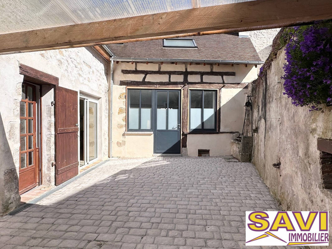 Cour intérieure - Maison à FERRIERES-EN-GATINAIS