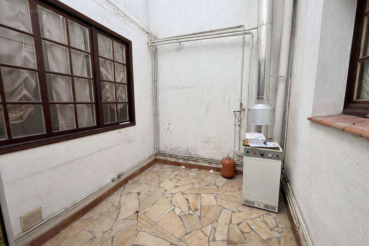 Grande maison de village type 8 à rénover avec garage, patio et volumes généreux à Trèbes - photo 3