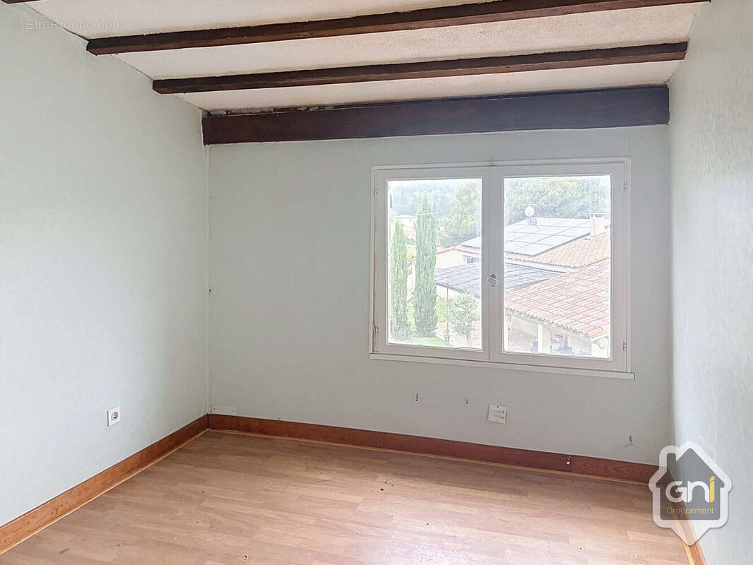 Maison de Type 7 avec jardin. - photo 15