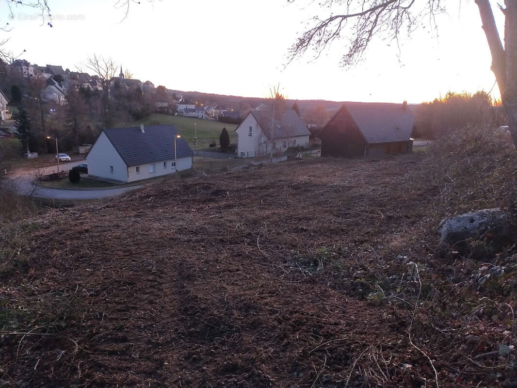 Terrain à LA TOUR-D&#039;AUVERGNE