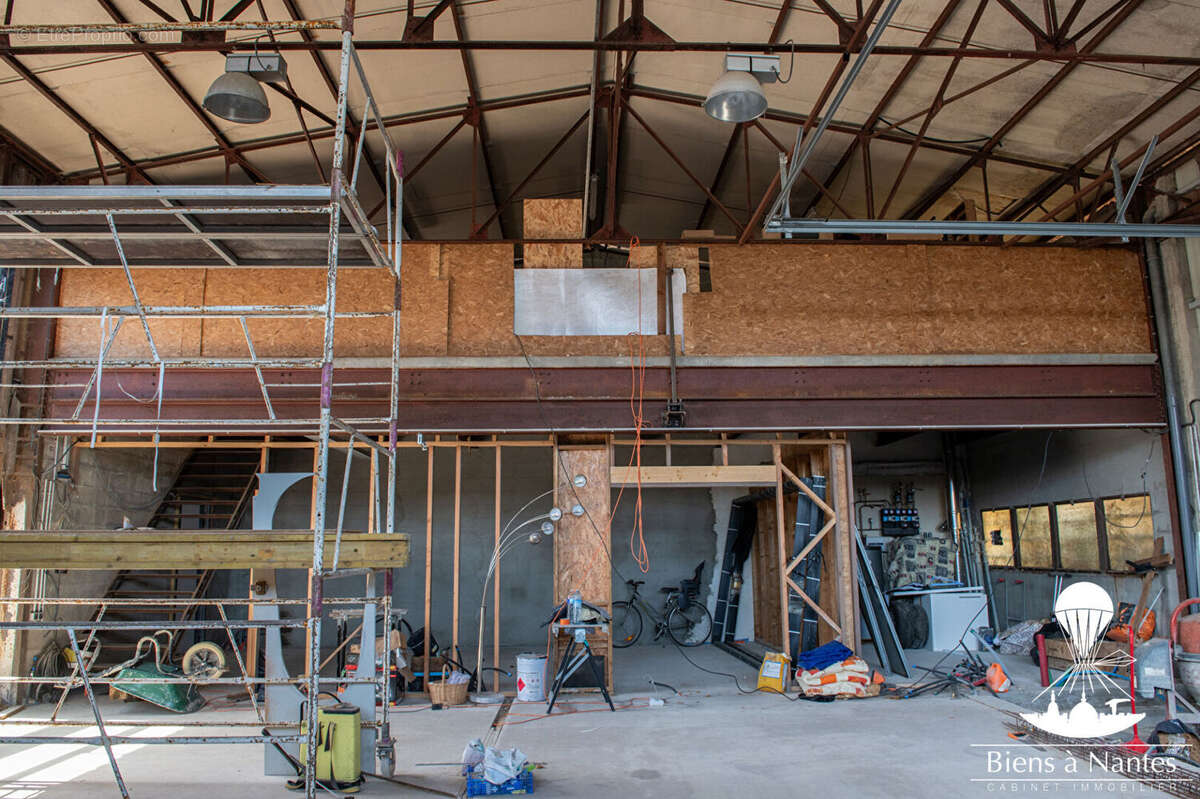 A vendre sevremoine local vitrine commerciale- appartement - hangar  - loft - photo 2