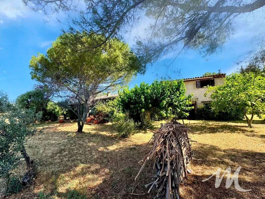 Maison de plain-pied sur 3200 m² de terrain à vendre à Aups ! - photo 11