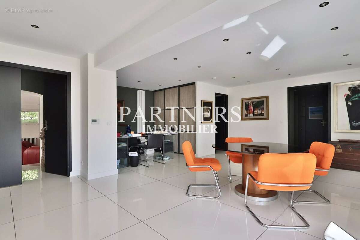 Maison 357 m² à La Destrousse  - photo 5