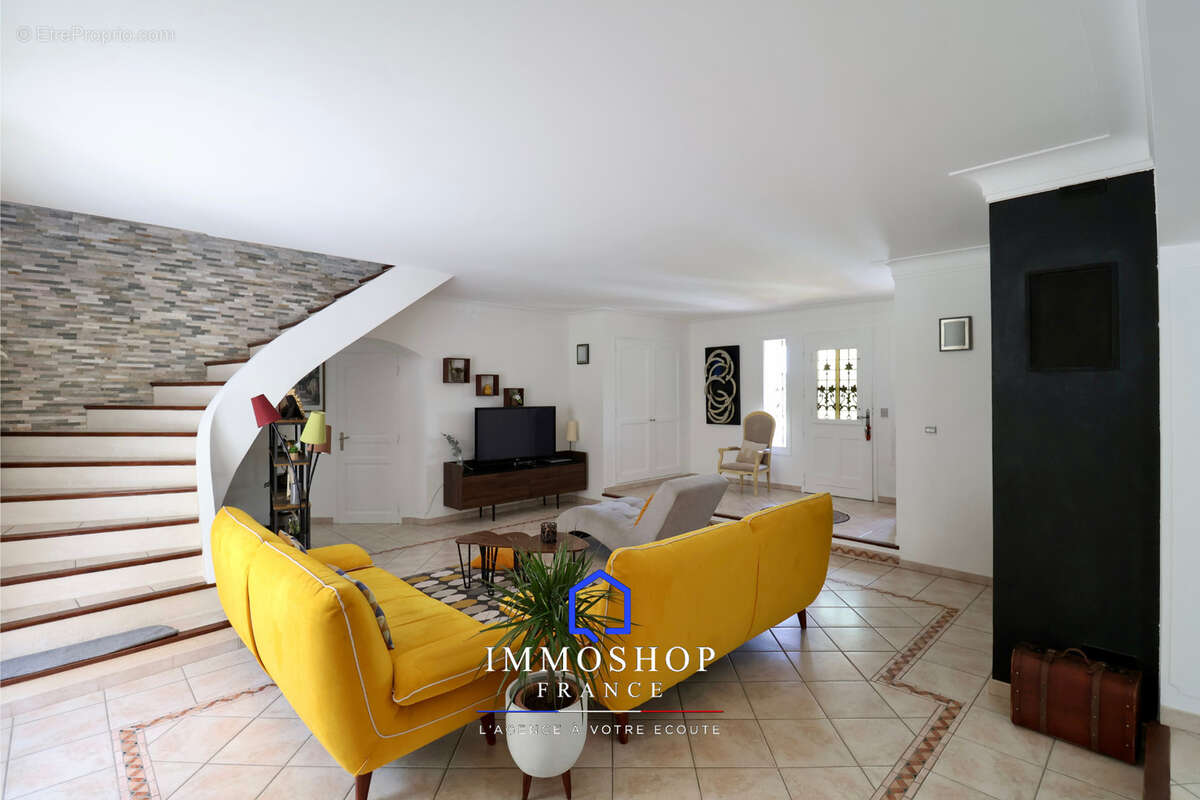 Maison à SIMIANE-COLLONGUE