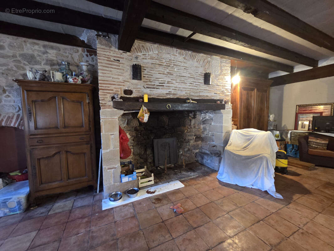 Maison de village de 228 m2 à rénover à fort potentiel - photo 6