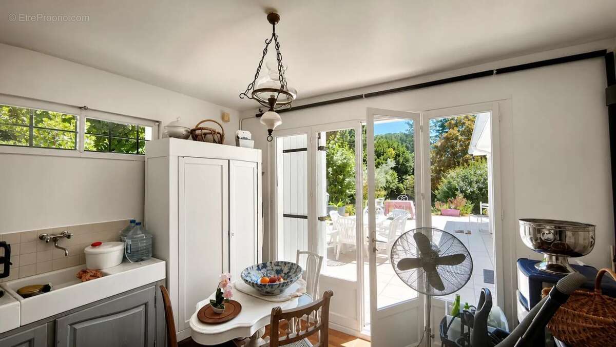 Maison de 7 pièces de 135 m² à Malataverne - photo 9