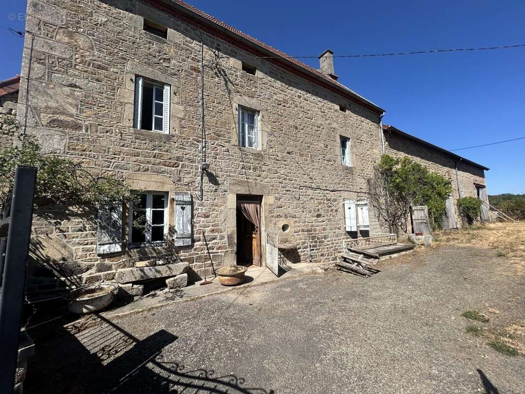 Maison 145 m² à Saint-Priest  - photo 2
