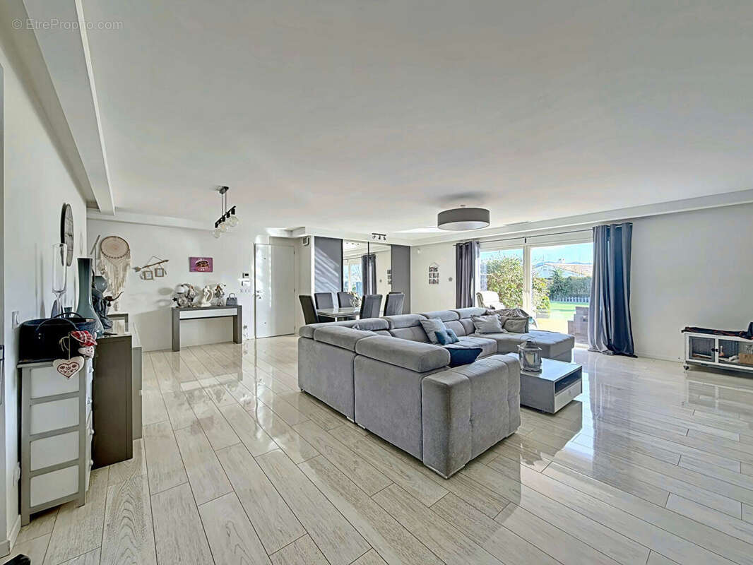 Maison à ROQUEBRUNE-SUR-ARGENS